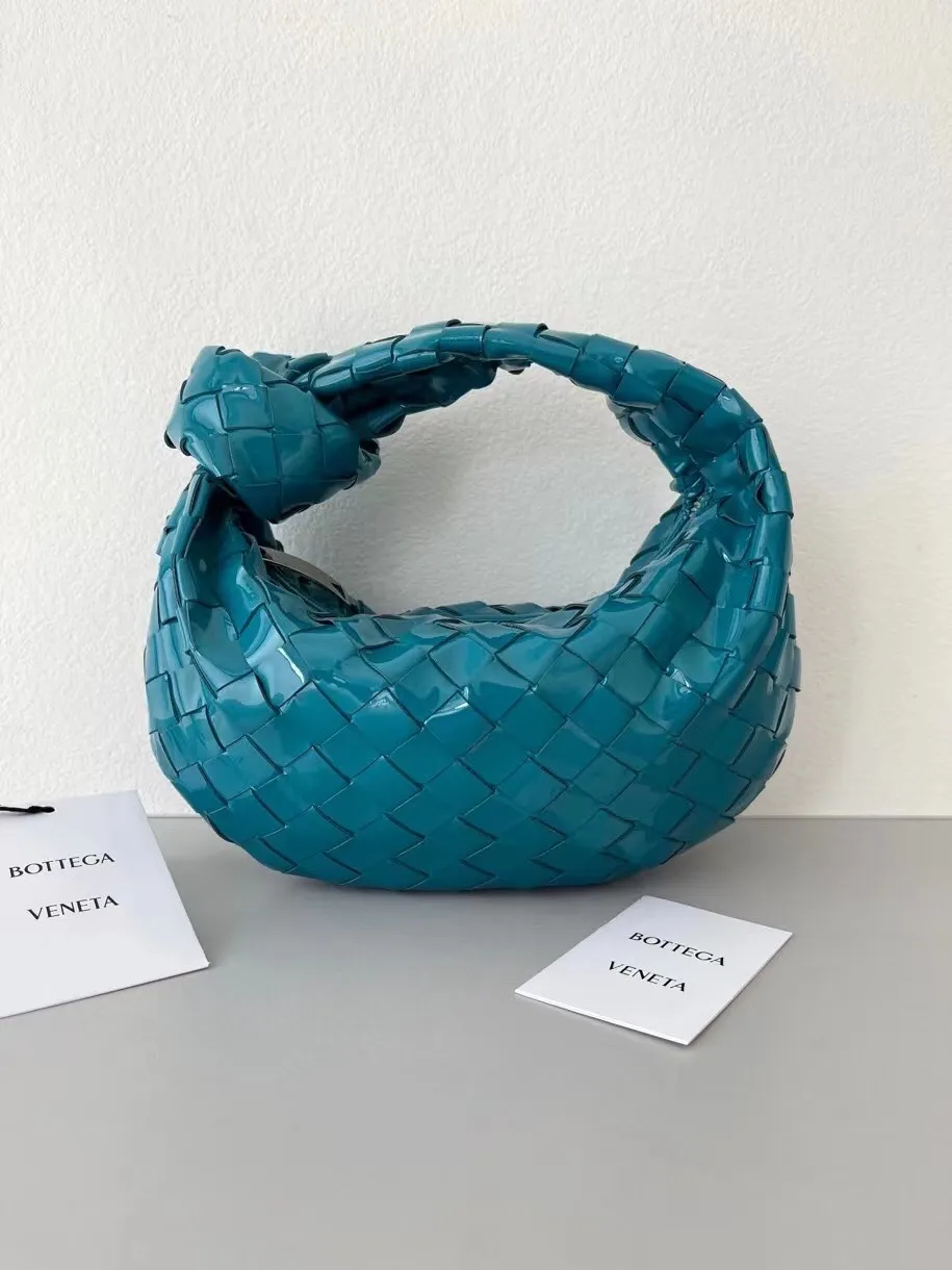 Patent leather BV Jodie mini〰️The round bag shape has always been the top seller of BV❗️The hollow design of the triangular pull tag can be matched with any clothes. The outer part is made of first-layer patent leather cowhide, and the inner part is still the most expensive sheepskin in the market. Our products are not market currency! ! For leather hardware, we are very strict in auditing! It’s not the best thing to do, even if you earn less! 28×23×8